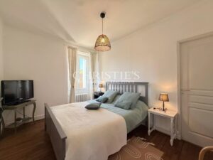 Élégante maison de ville de prestige, 8 chambres et un appartement 2 chambres, avec grand parc et vue sur le château