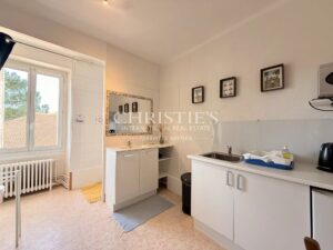 Élégante maison de ville de prestige, 8 chambres et un appartement 2 chambres, avec grand parc et vue sur le château