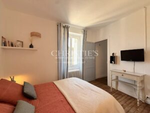 Élégante maison de ville de prestige, 8 chambres et un appartement 2 chambres, avec grand parc et vue sur le château