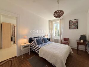 Élégante maison de ville de prestige, 8 chambres et un appartement 2 chambres, avec grand parc et vue sur le château