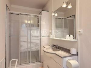 Élégante maison de ville de prestige, 8 chambres et un appartement 2 chambres, avec grand parc et vue sur le château