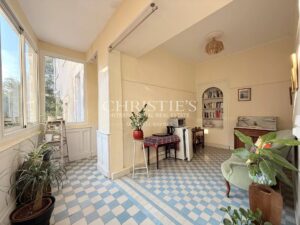 Élégante maison de ville de prestige, 8 chambres et un appartement 2 chambres, avec grand parc et vue sur le château