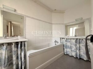 Élégante maison de ville de prestige, 8 chambres et un appartement 2 chambres, avec grand parc et vue sur le château