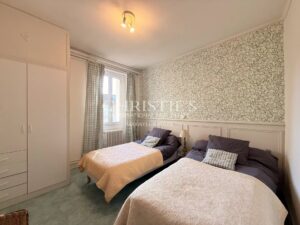 Élégante maison de ville de prestige, 8 chambres et un appartement 2 chambres, avec grand parc et vue sur le château