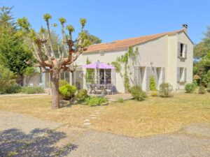 Exceptional Grand-Village: 1300 m² plot, 2 separate houses