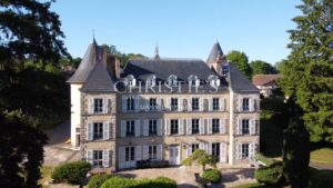 Offert par Napoléon III, ce château de campagne magnifiquement décoré se situe à seulement 15 minutes de Limoges