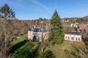 Offert par Napoléon III, ce château de campagne magnifiquement décoré se situe à seulement 15 minutes de Limoges