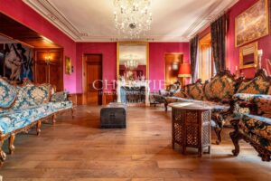 Offert par Napoléon III, ce château de campagne magnifiquement décoré se situe à seulement 15 minutes de Limoges