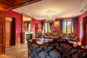 Offert par Napoléon III, ce château de campagne magnifiquement décoré se situe à seulement 15 minutes de Limoges