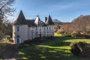 Offert par Napoléon III, ce château de campagne magnifiquement décoré se situe à seulement 15 minutes de Limoges