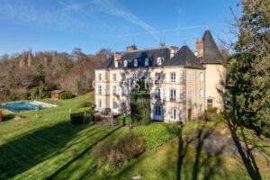 Magnifique château de campagne datant de 1740, situé à quinze minutes de Limoges, offert par Napoléon III, décoré avec raffinement.