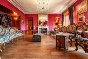 Magnifique château de campagne datant de 1740, situé à quinze minutes de Limoges, offert par Napoléon III, décoré avec raffinement.