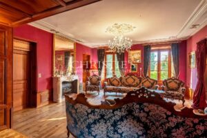 Magnifique château de campagne datant de 1740, situé à quinze minutes de Limoges, offert par Napoléon III, décoré avec raffinement.