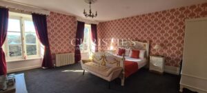 Magnifique château de campagne datant de 1740, situé à quinze minutes de Limoges, offert par Napoléon III, décoré avec raffinement.