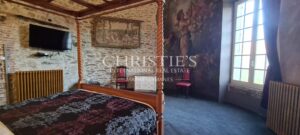 Magnifique château de campagne datant de 1740, situé à quinze minutes de Limoges, offert par Napoléon III, décoré avec raffinement.