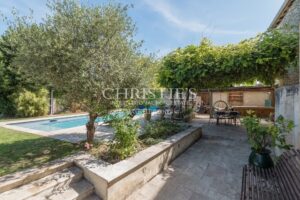 Belle maison de village avec gîte, grand jardin, cuisine d’été et piscine