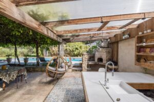 Belle maison de village avec gîte, grand jardin, cuisine d’été et piscine