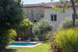 Belle maison de village avec gîte, grand jardin, cuisine d’été et piscine