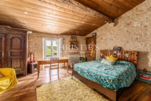 Belle maison de village avec gîte, grand jardin, cuisine d’été et piscine