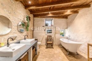 Belle maison de village avec gîte, grand jardin, cuisine d’été et piscine