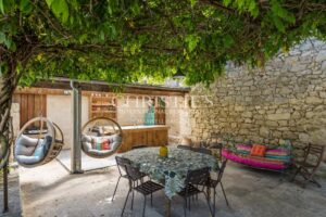 Belle maison de village avec gîte, grand jardin, cuisine d’été et piscine