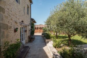 Belle maison de village avec gîte, grand jardin, cuisine d’été et piscine