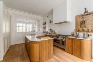 Rare : Hôtel particulier idéalement placé avec jardin et piscine- 7 chambres- 300 m2