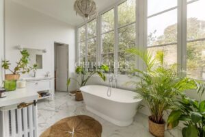 Rare : Hôtel particulier idéalement placé avec jardin et piscine- 7 chambres- 300 m2