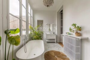 Rare : Hôtel particulier idéalement placé avec jardin et piscine- 7 chambres- 300 m2