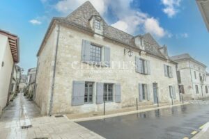 Une demeure de ville exceptionnelle du XVe siècle située au cœur d’un village médiéval vivant