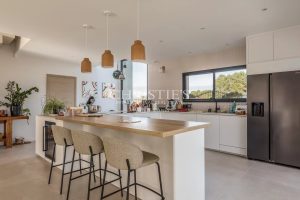 Maison contemporaine d’exception – Vue panoramique sur les vignes – Calme absolu – À moins de 10 minutes à vélo du centre-ville de léonin