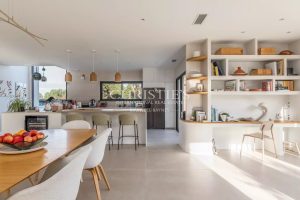 Maison contemporaine d’exception – Vue panoramique sur les vignes – Calme absolu – À moins de 10 minutes à vélo du centre-ville de léonin