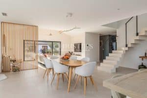 Maison contemporaine d’exception – Vue panoramique sur les vignes – Calme absolu – À moins de 10 minutes à vélo du centre-ville de léonin