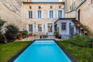 LIBOURNE: Family home with garden and swimming pool in the heart of the bastide town