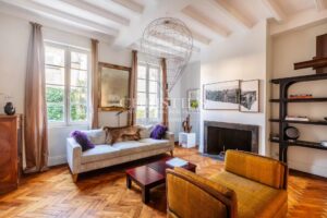 LIBOURNE: Family home with garden and swimming pool in the heart of the bastide town