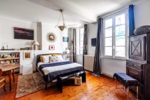 LIBOURNE: Family home with garden and swimming pool in the heart of the bastide town