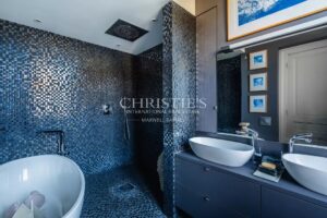 LIBOURNE: Family home with garden and swimming pool in the heart of the bastide town