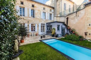 LIBOURNE: Family home with garden and swimming pool in the heart of the bastide town