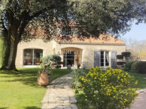 Propriété exceptionnelle avec piscine dans quartier résidentiel proche de La Rochelle