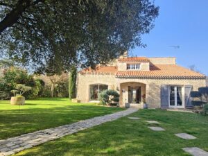 Propriété exceptionnelle avec piscine dans quartier résidentiel proche de La Rochelle