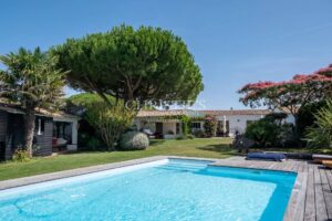 Exclusivité - Superbe villa avec jardin de 1 200 m² à deux pas de la mer