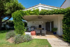 Exclusivité - Superbe villa avec jardin de 1 200 m² à deux pas de la mer