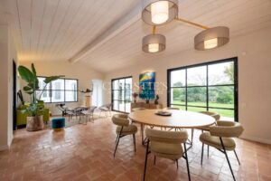 Exclusivité - Superbe villa avec jardin de 1 200 m² à deux pas de la mer