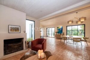 Exclusivité - Superbe villa avec jardin de 1 200 m² à deux pas de la mer