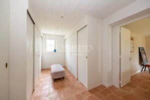 Exclusivité - Superbe villa avec jardin de 1 200 m² à deux pas de la mer