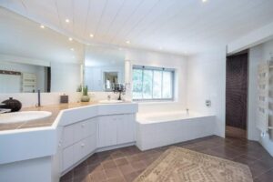 Exclusivité - Superbe villa avec jardin de 1 200 m² à deux pas de la mer