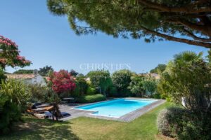 Exclusivité - Superbe villa avec jardin de 1 200 m² à deux pas de la mer