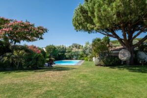Exclusivité - Superbe villa avec jardin de 1 200 m² à deux pas de la mer