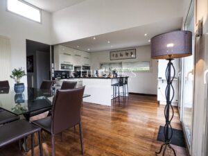 Maison lumineuse avec piscine et vue imprenable