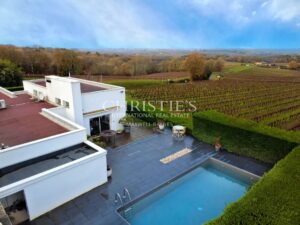 Bright house with a swimming pool a stunning view